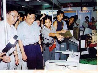 1999年10月，时任河南省省...